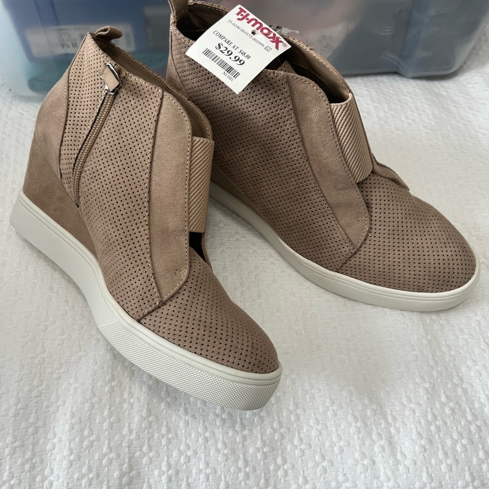 Mia Size 10 Womens Wedge Sneakers